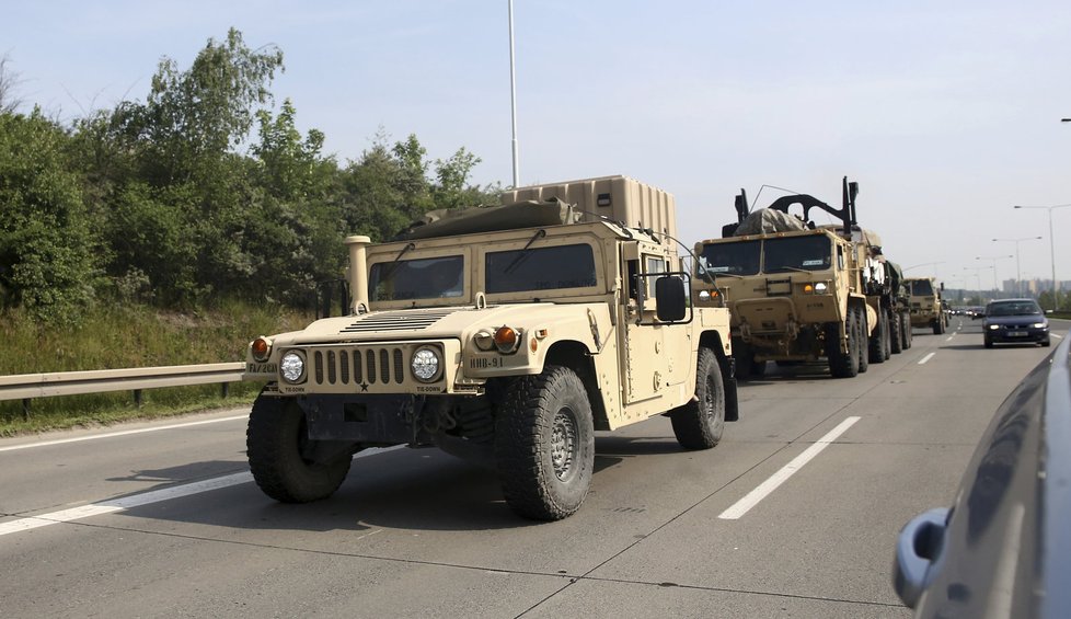 Americký konvoj opouští Prahu: Míří do Pobaltí na vojenské cvičení