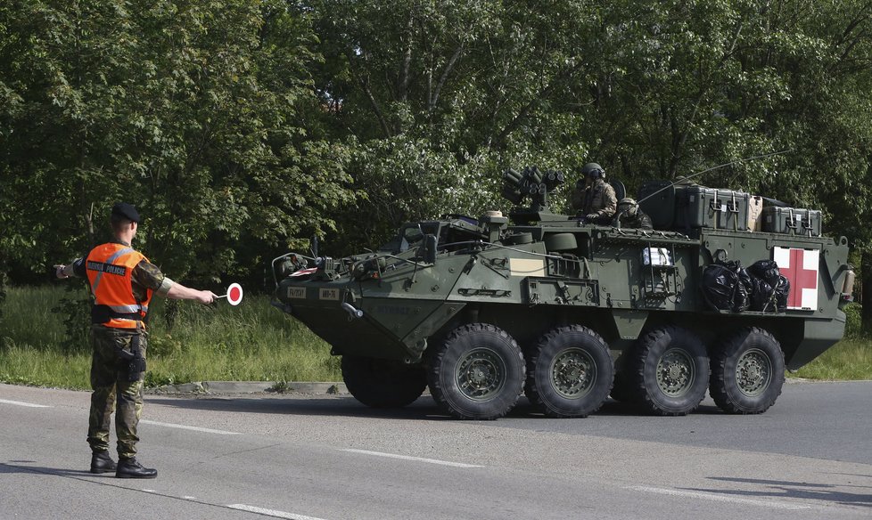 Americký konvoj opouští Prahu: Míří do Pobaltí na vojenské cvičení.