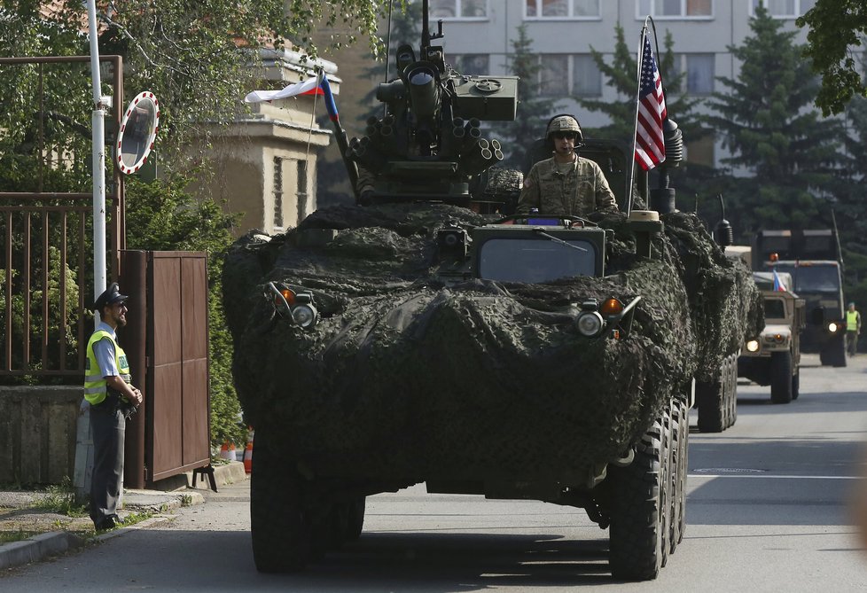 Americký konvoj opouští Prahu: Míří do Pobaltí na vojenské cvičení.