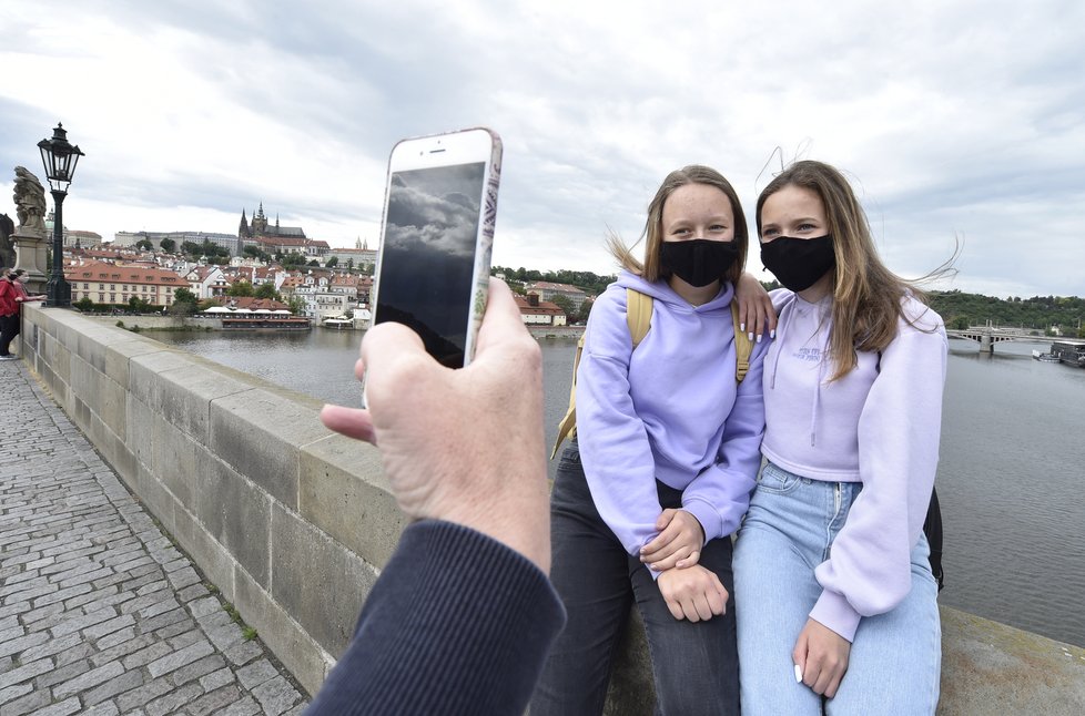 Praha během pandemie: Dvě dívky v rouškách na Karlově mostě (24.5.2020)