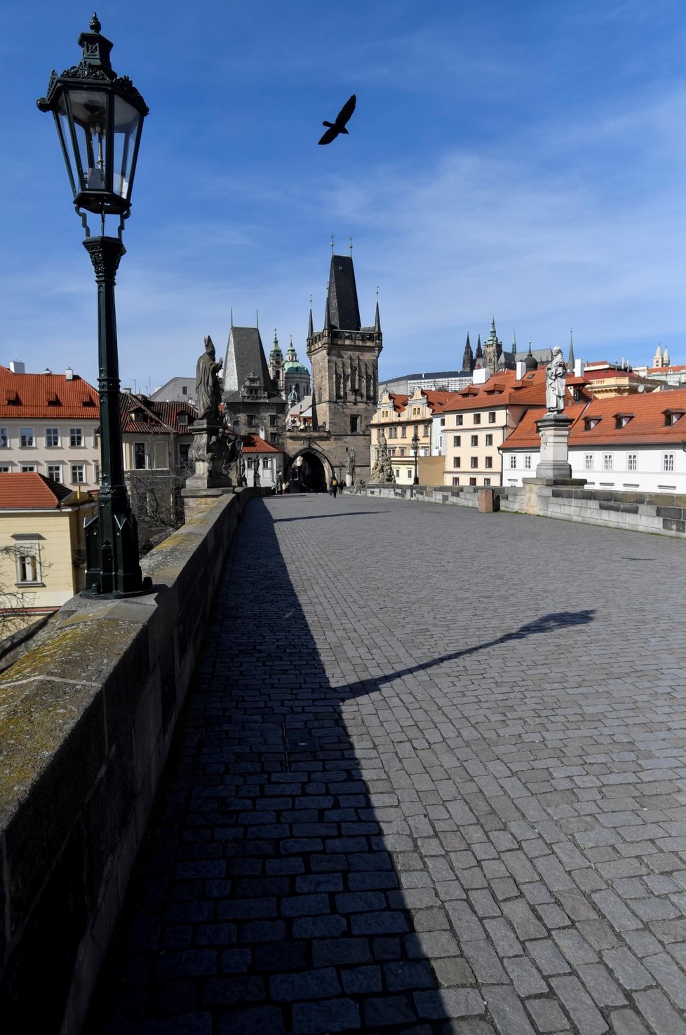 Vylidněné ulice, nádraží i hlavní silniční tahy - tak vypadá nyní život v Praze (16. 3. 2020).
