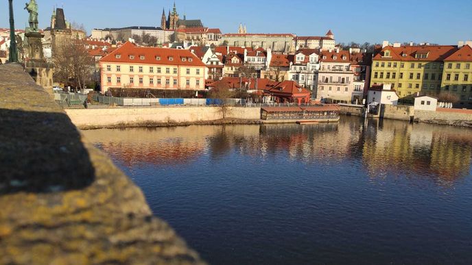 Praha přišla kvůli pandemii koronaviru o masy turistů, na kterých je zdejší cestovní ruch závislý.