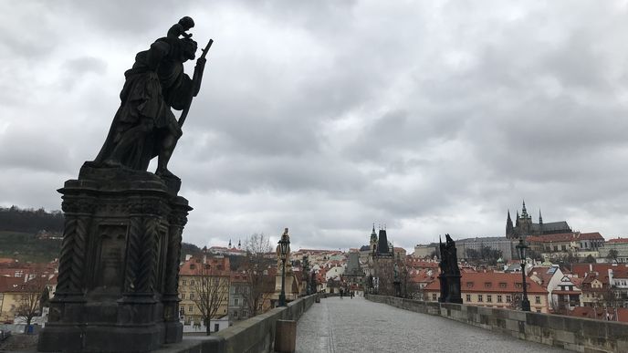 Karlův most patří mezi památky, které budou na Hodinu Země bez osvětlení.