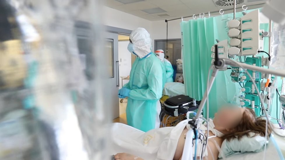Nemocnice Motol natočila video, jak to vypadá na jednotce COVID pro ventilované pacienty.