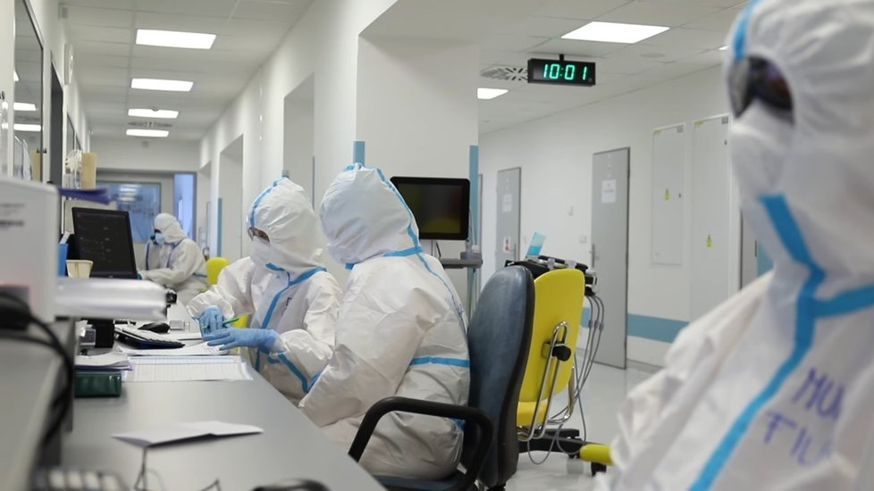 Nemocnice Motol natočila video, jak to vypadá na jednotce COVID pro ventilované pacienty.