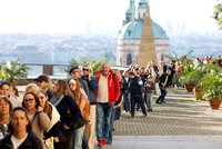 Obří fronty na korunovační klenoty! Výstava na Pražském hradě se otevřela pro veřejnost, je zdarma
