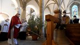 Po 105 letech kompletní! Kostel na Starém Městě má dva nové zvony, Haštala a Františka vyzvedl jeřáb