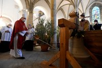 Po 105 letech kompletní! Kostel na Starém Městě má dva nové zvony, Haštala a Františka vyzvedl jeřáb