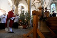 Po 105 letech kompletní! Kostel na Starém Městě má dva nové zvony, Haštala a Františka vyzvedl jeřáb