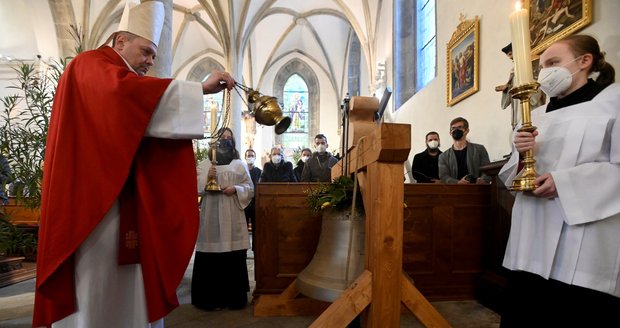 Biskup Zdeněk Wasserbauer požehnal 26. března 2021 nové zvony v pražském kostele sv. Haštala. Do zvonice byly zavěšeny v dubnu.