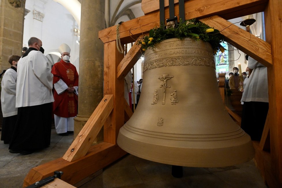 Biskup Zdeněk Wasserbauer požehnal 26. března 2021 nové zvony v pražském kostele sv. Haštala. Do zvonice byly zavěšeny v dubnu.