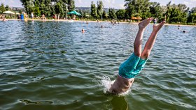 Letní sezona v Praze je zatím špatná, říkají provozovatelé. Vinu na tom má počasí i opatření proti covidu