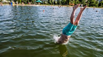 Na koupaliště s rouškou, na konci června akce až pro tisíc lidí. Uvolňování pokračuje