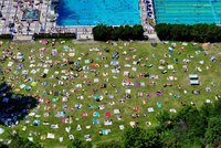 Vedra k padnutí v Praze: Koupaliště hlásí plno! Některá musela lidi odmítat