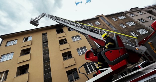 Žena uhořela ve vlastním bytě: Za požár zřejmě mohou svíčky (ilustrace)