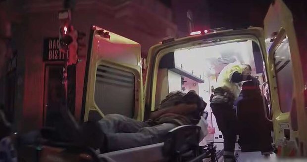 Opilý devětatřicetiletý cizinec, kterého chytila policejní hlídka v Praze s kradeným autem, po zadržení zkolaboval.