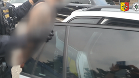 V jámě lvové: Muž (41) v kradeném autě vjel do místa, které hlídaly stovky policistů