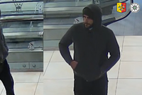 Bleskurychlá krádež v Praze 9: Muž rozbil vitrínu, sebral zlato za 4,5 mega a utekl! Poznáte ho?