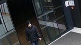 Krádež v obchodím centru! Mladík v Řepích sebral ze zavřené restaurace elektroniku za 14 tisíc