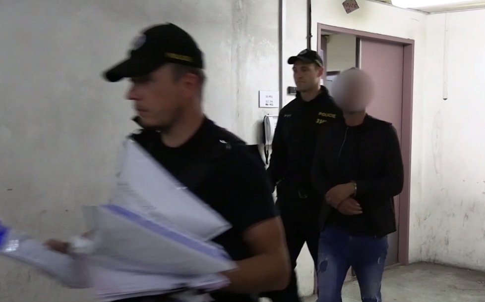 Pražští kriminalisté dopadli kapsáře, který v době nouzového stavu okrádal v metru stařečky.
