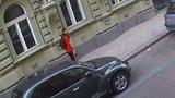 Zloděj v Praze ukradl zaparkovaný superb, auto prozradilo dálkové ovládání. Poznáte ho?