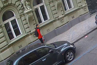 Zloděj v Praze ukradl zaparkovaný superb, auto prozradilo dálkové ovládání. Poznáte ho?