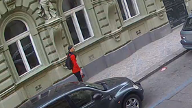 Zloděj v Praze ukradl zaparkovaný superb, auto prozradilo dálkové ovládání. Poznáte ho? 