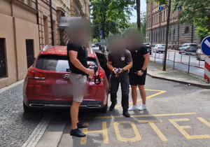 Policisté zadrželi muže, kteří se vloupali do auta na Vinohradech