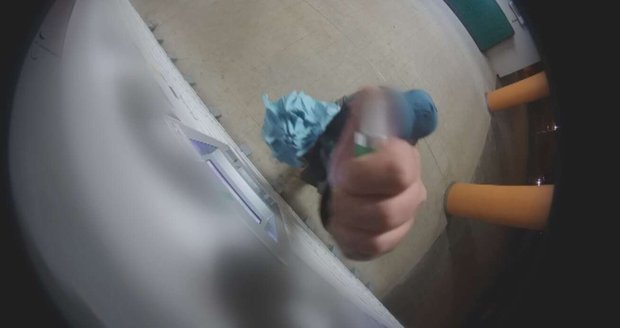 Muž vykrádal výdejní boxy v Praze, maskoval se deštníkem