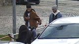 Hyeny obraly maminku! U pankrácké věznice jí z kočárku vytáhli peněženku, poznáte je?