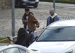 Pražští policisté prosí veřejnost o pomoc při pátrání po dvojici mužů, kteří jsou zachyceni na kamerovém záznamu.