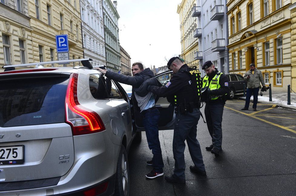 Zfetovaný řidič neoprávněně provozoval taxislužbu. Policie ho zadržela, když měl v sobě pervitin.