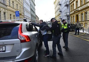 Zfetovaný řidič neoprávněně provozoval taxislužbu. Policie ho zadržela, když měl v sobě pervitin.