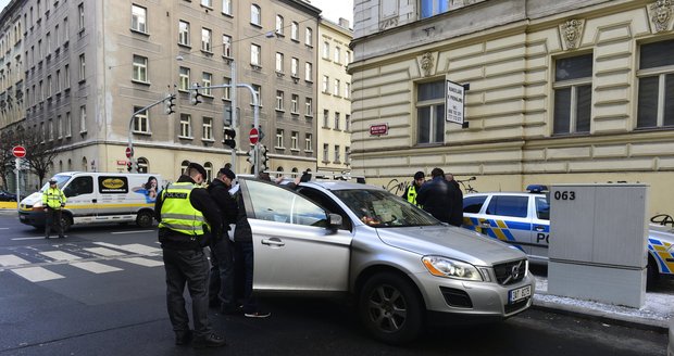 Zfetovaný řidič neoprávněně provozoval taxislužbu. Policie ho zadržela, když měl v sobě pervitin.