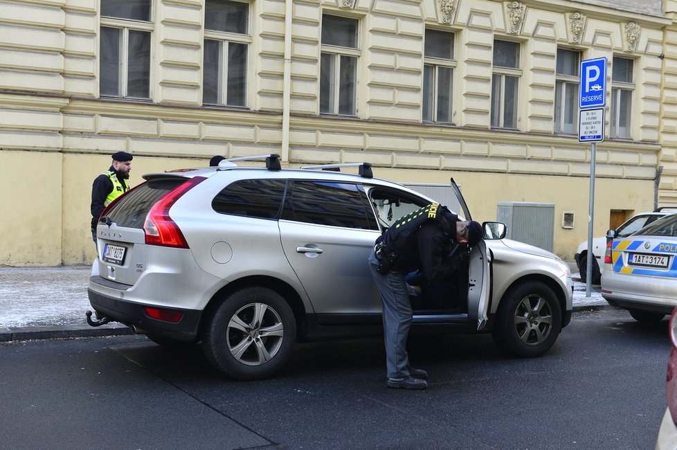 Zfetovaný řidič neoprávněně provozoval taxislužbu. Policie ho zadržela, když měl v sobě pervitin.