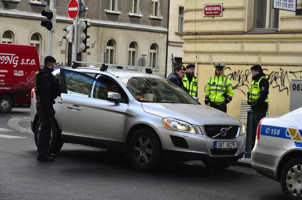 Zfetovaný řidič neoprávněně provozoval taxislužbu. Policie ho zadržela, když měl v sobě pervitin.