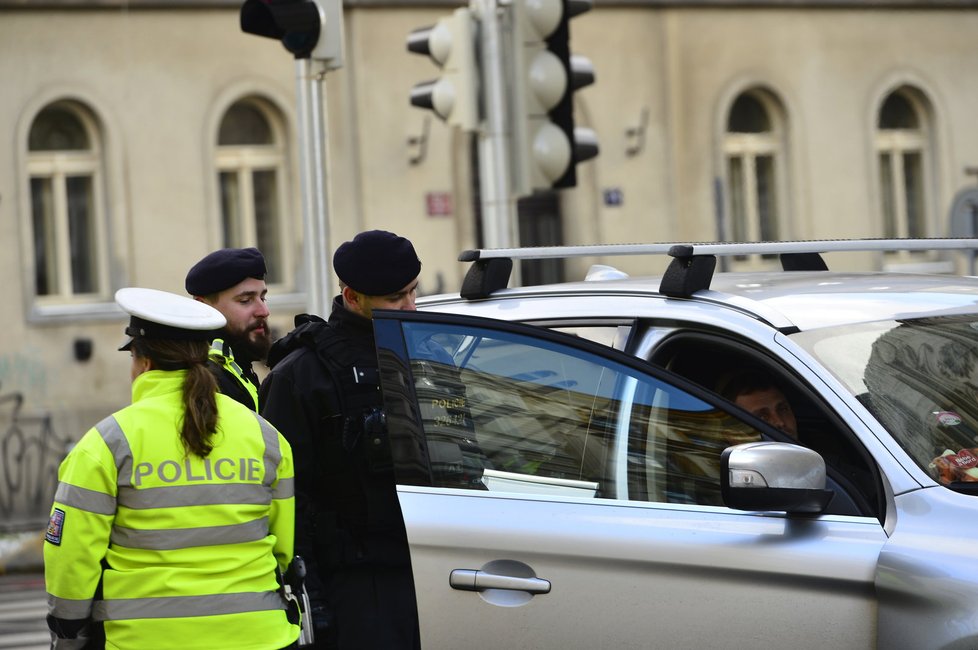 Zfetovaný řidič neoprávněně provozoval taxislužbu. Policie ho zadržela, když měl v sobě pervitin.