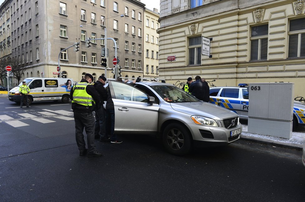 Zfetovaný řidič neoprávněně provozoval taxislužbu. Policie ho zadržela, když měl v sobě pervitin.