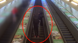 Drsné video! Mladík (23) s holí chtěl na eskalátorech okrást muže, strhla se rvačka