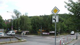 Některé křižovatky v Praze 6 mají nové přednosti v jízdě.