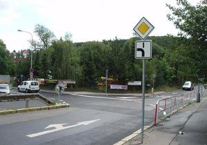 Některé křižovatky v Praze 6 mají nové přednosti v jízdě.
