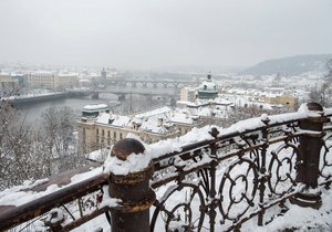 V pátek a o víkendu má do Čech přijít první sníh.