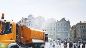 Pokud tři dny po sobě venkovní teploty přesáhnou 25 stupňů Celsia, tak do ulic Prahy vyjedou kropící vozy.