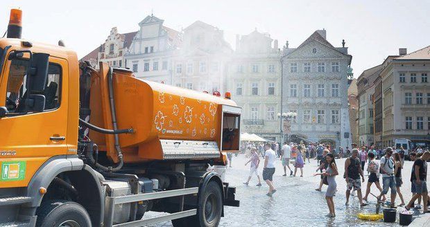 Praha je rozpálenější než loni: Kropící vozy letos vyjely už 22krát