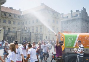 Pokud tři dny po sobě venkovní teploty přesáhnou 25 stupňů Celsia, tak do ulic Prahy vyjedou kropící vozy