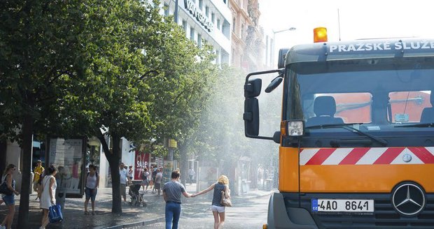 Pokud tři dny po sobě venkovní teploty přesáhnou 25 stupňů Celsia, tak do ulic Prahy vyjedou kropící vozy