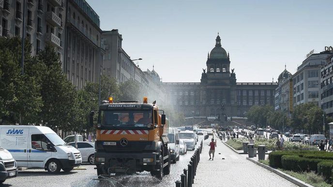 Pokud tři dny po sobě venkovní teploty přesáhnou 25 stupňů Celsia, tak do ulic Prahy vyjedou kropící vozy