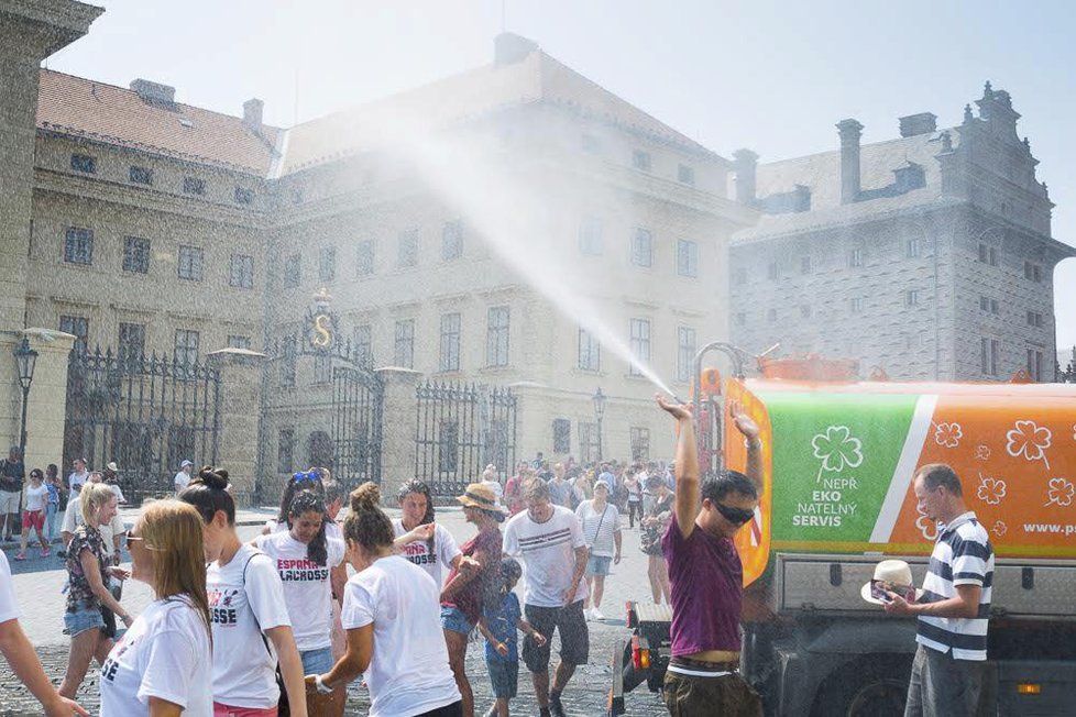 Jsou kropicí vozy plýtvání vodou? Pražský magistrát se jejich funkce zastává.