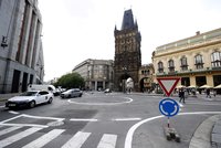 Soud prohlásil kruhový objezd u Prašné brány za nezákonný. Praha 1 nyní zvažuje další postup