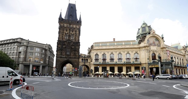 Kruháč v srdci UNESCO? Je to hnus! ozývají se Pražané. Pomůže to cyklistům, uleví to menším ulicím, říká Praha 1